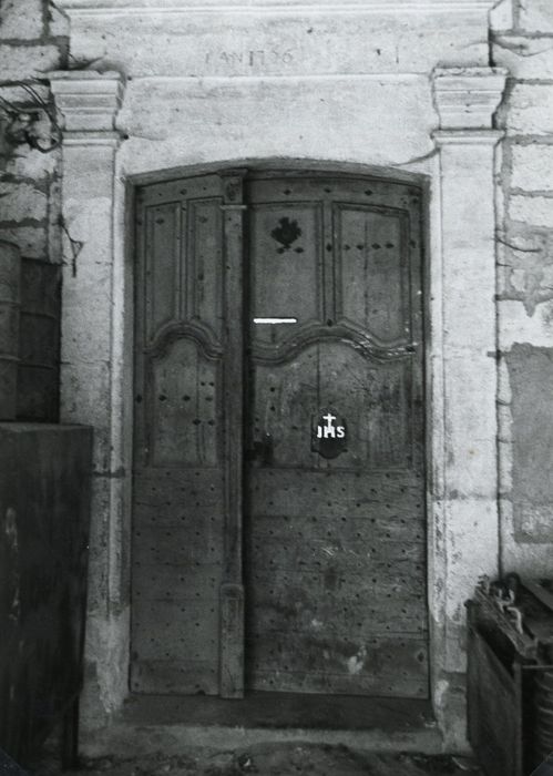 porte de communication entre le cloître et la cour de la chapelle