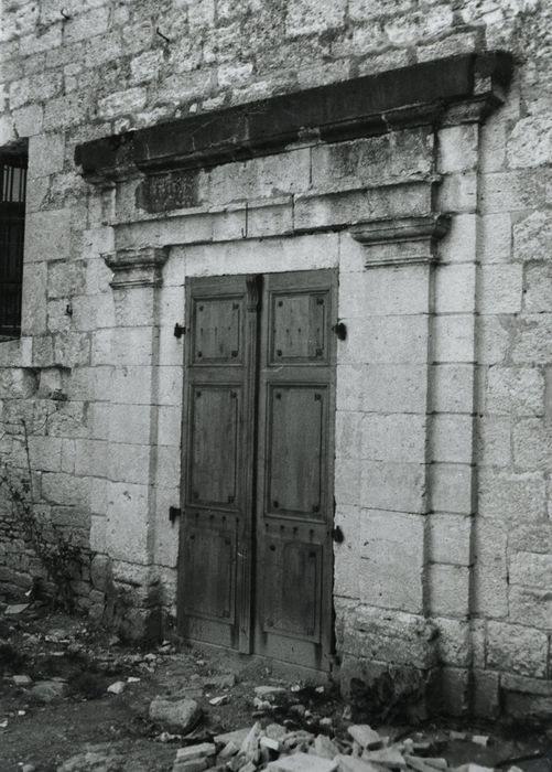 porte d’accès à la chapelle depuis le rue du Couvent