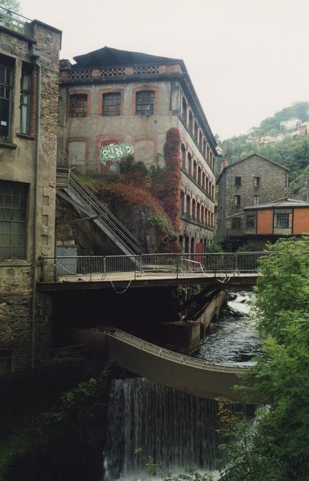 vue partielle des bâtiments dans leur environnement