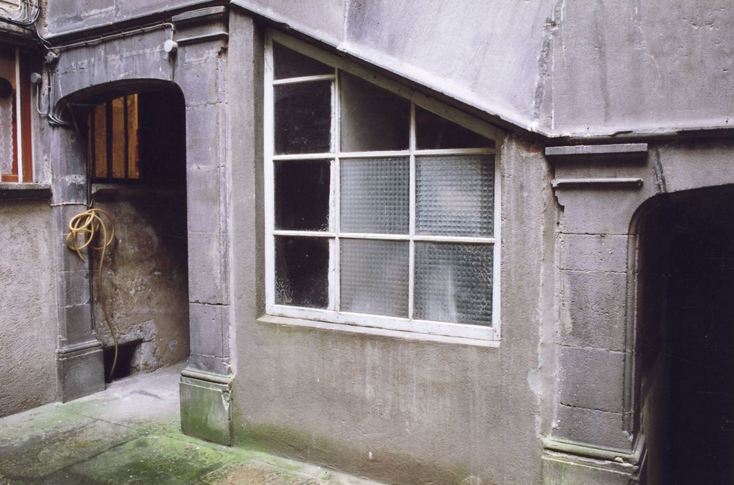 cour intérieure, escalier à loggias, vue partielle