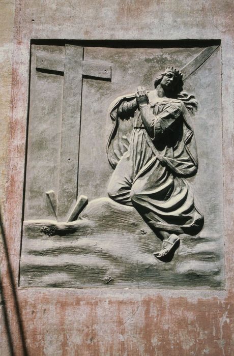 façade sud-est, détail d’un haut-relief : Sainte Hélène découvrant la vraie croix