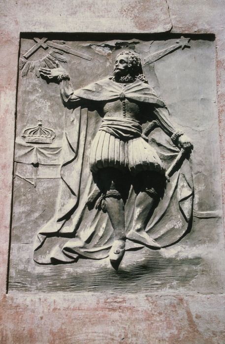 façade sud-est, détail d’un haut-relief : L’empereur Constantin le Grand apercevant dans le ciel le signe qui lui promet la victoire