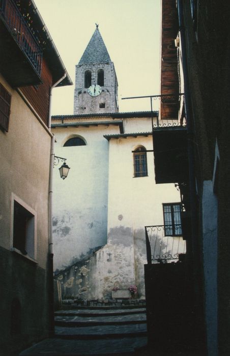 vue partielle de l’église dans son environnement depuis la rue de la Frairie