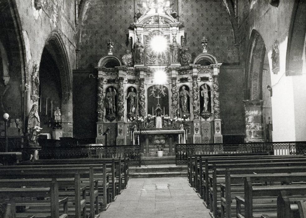 retable, tabernacle, statues, bas-relief (maître-autel, retable architecturé à niches, tabernacle à ailes) : saint Roch, saint Paul, saint Pierre, saint Sébastien, saint Exupère (?), saint Sernin (?), sainte Claire, saint Raymond