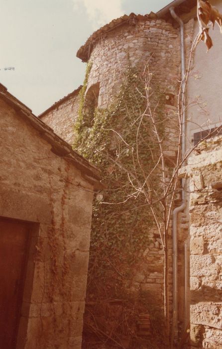 façade antérieure, vue partielle de la tour d’escalier