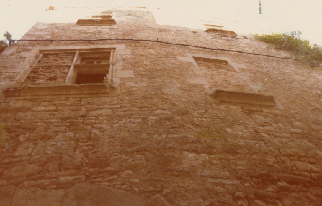 façade sur rue, vue partielle