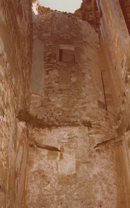 cour intérieure, vue partielle des façades