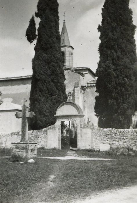 porte d’accès sud au cimetière