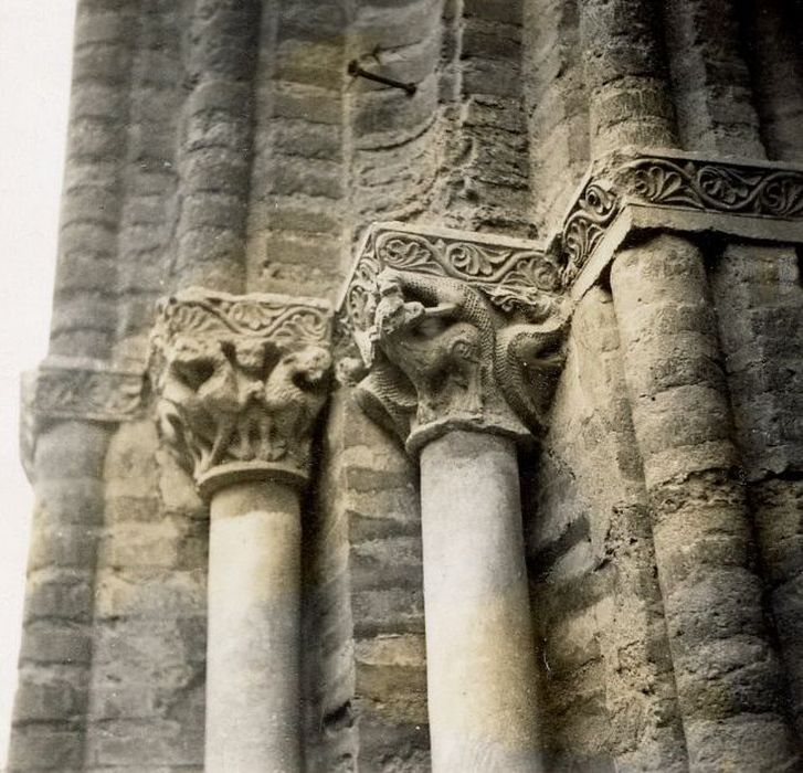 Portail nord-ouest, détail des chapiteaux sculptés