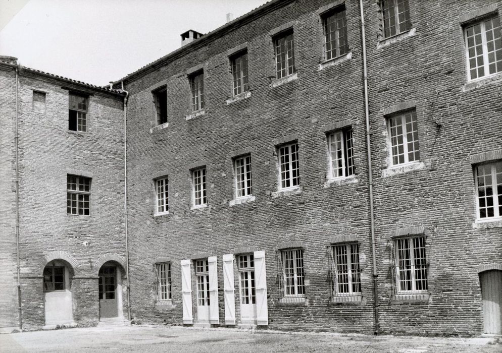 cour ouest, façade sud et ouest, vue partielle