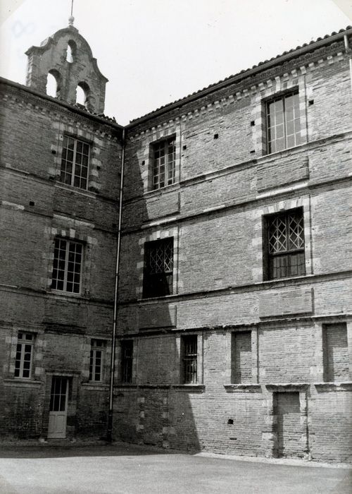 cour est, façades sud et est, vue partielle