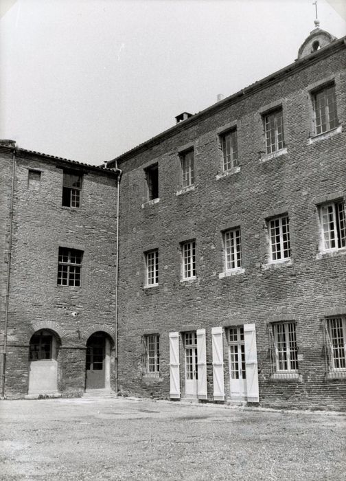 cour ouest, façade sud et ouest, vue partielle