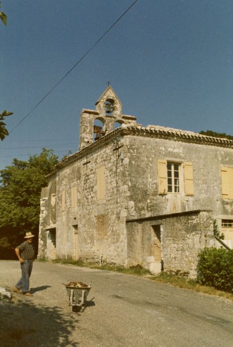 vue partielle de l’église dans son environnement depuis l’Ouest