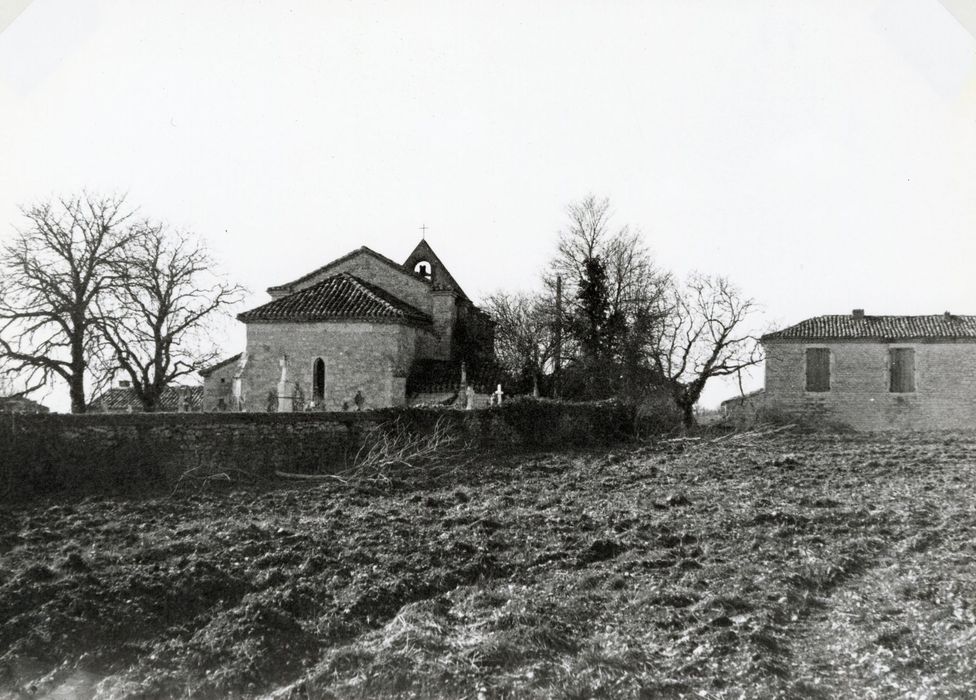 vue générale de l’église dans son environnement depuis l’Est