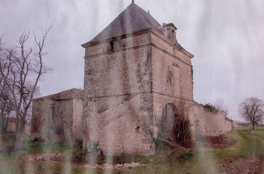 Pigeonnier-porche, élévations sud et est (photocopie numérisée)