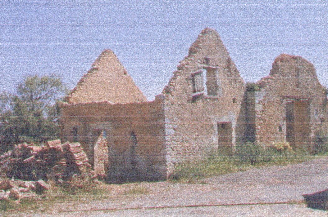 bâtiment de la remise et de la chapelle en ruines à l’entrée de la cour (photocopie numérisée)