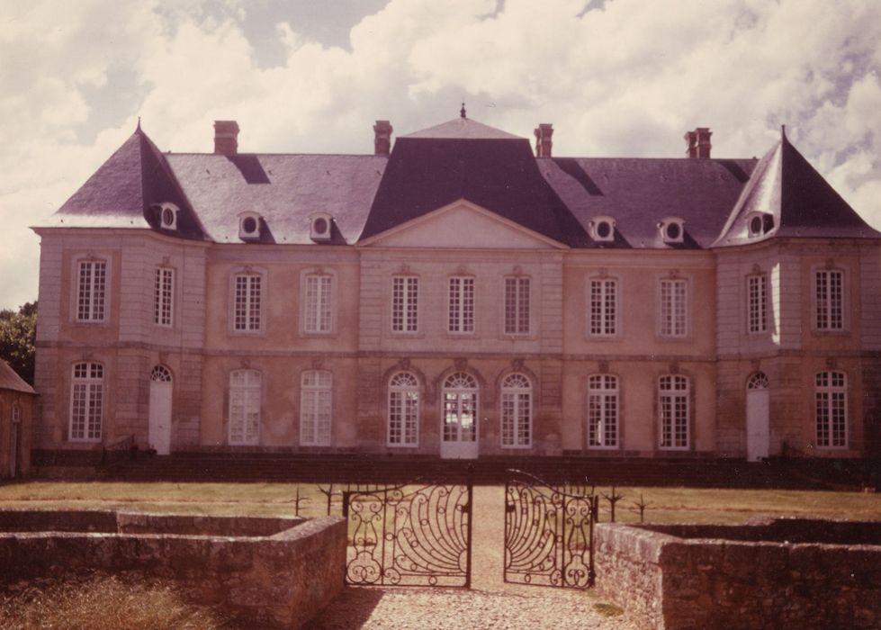 façade est, détail de la rampe en fer forgé menant au perron