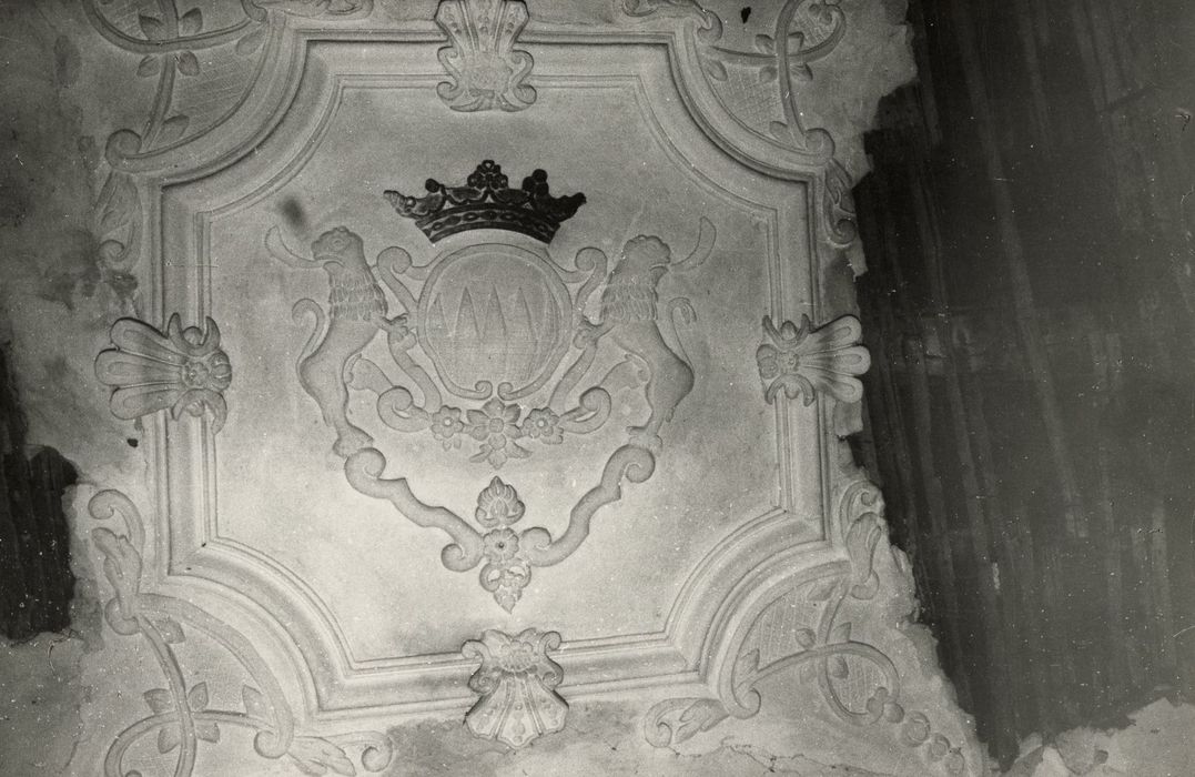 chapelle, détail d’un décor stuqué aux armes des seigneurs du Bois de Courceriers