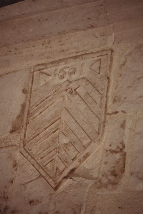 grande salle est, cheminée monumentale, détail d’un blason sculpté