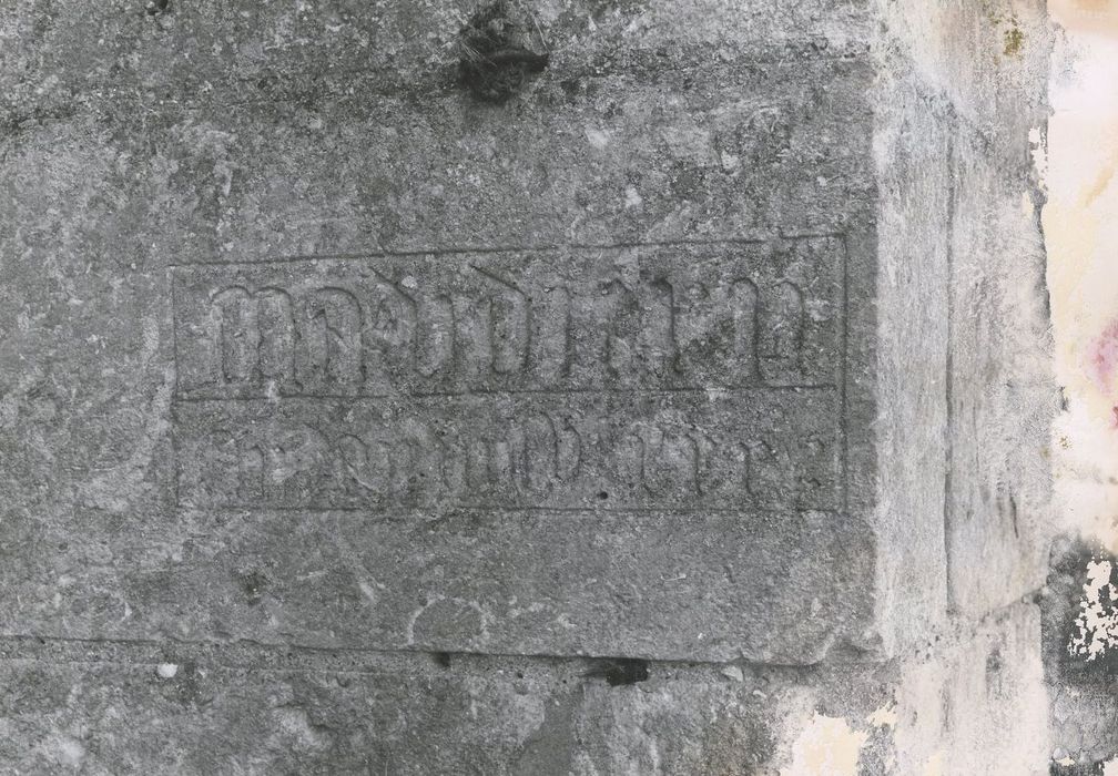 façade nord, détail d’une inscription sur un contrefort