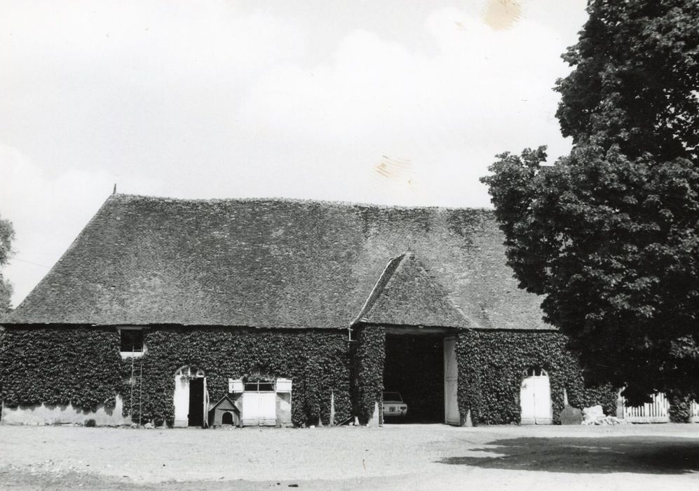 Grange, façade sud-est, vue partielle