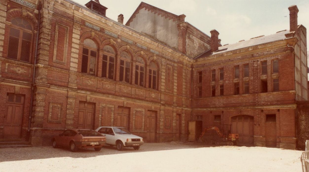 façade latérale nord du théâtre, façade est de l’annexe