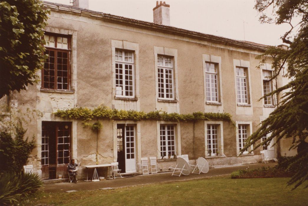 façade sur jardin, vue partielle