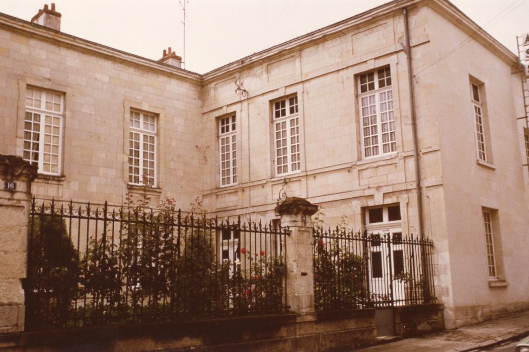 façades depuis la rue, vue partielle