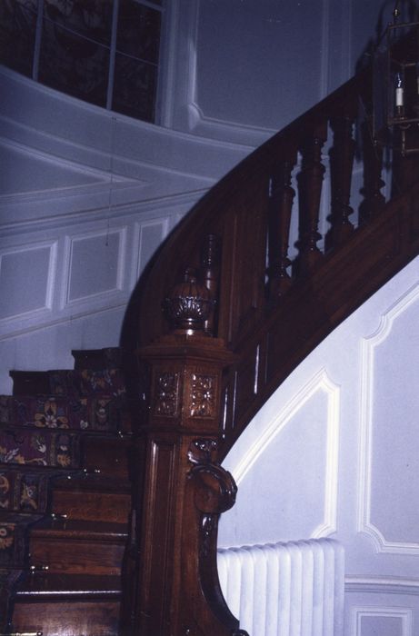 escalier principal, vue partielle