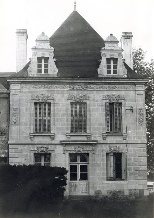 pavillon situé à l’extrémité de l’aile ouest, façade est