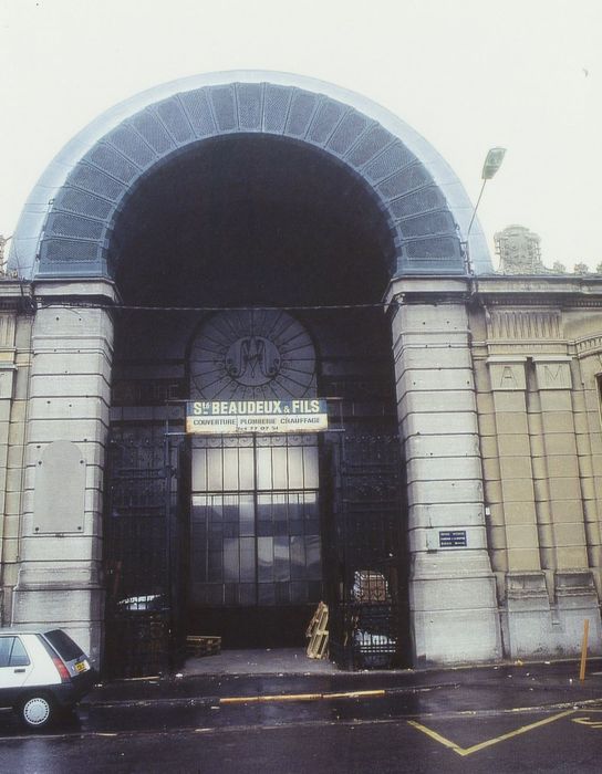 porte monumentale d’accès sur rue