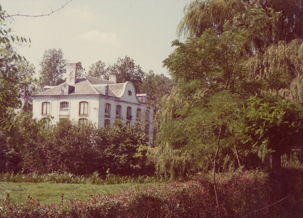 vue partielle du château dans son environnement depuis le Nord-Est