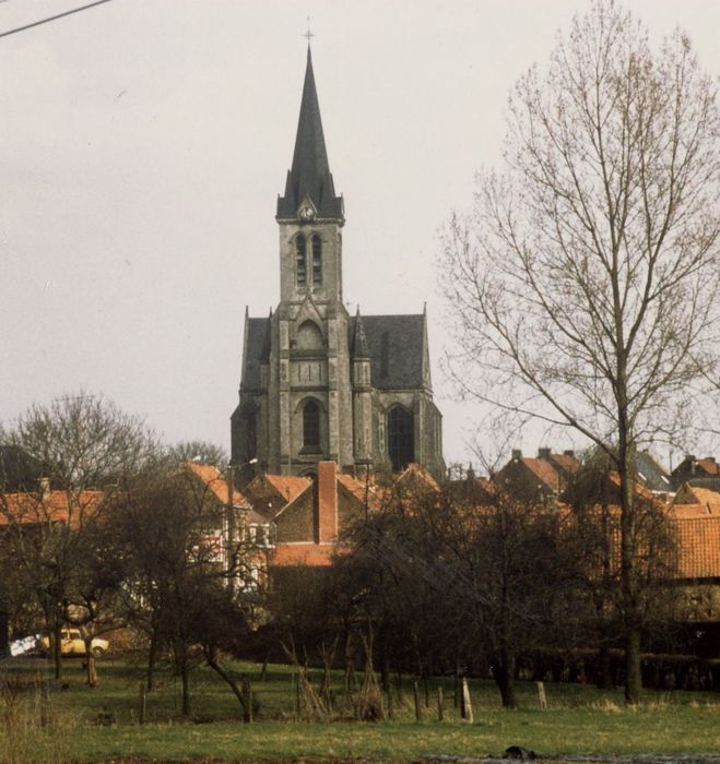 Vue partielle de l’église dans son environnement depuis l’Ouest