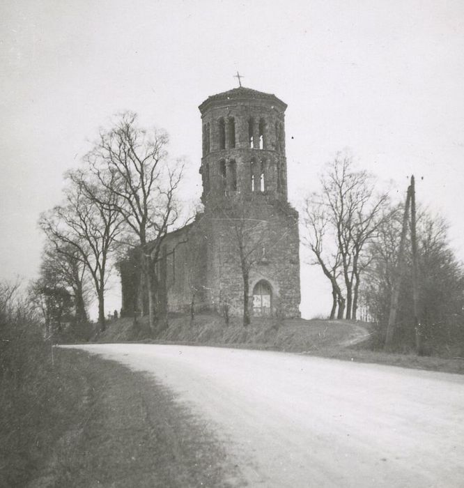 vue générale de l’église dans son environnement depuis le Nord-Ouest