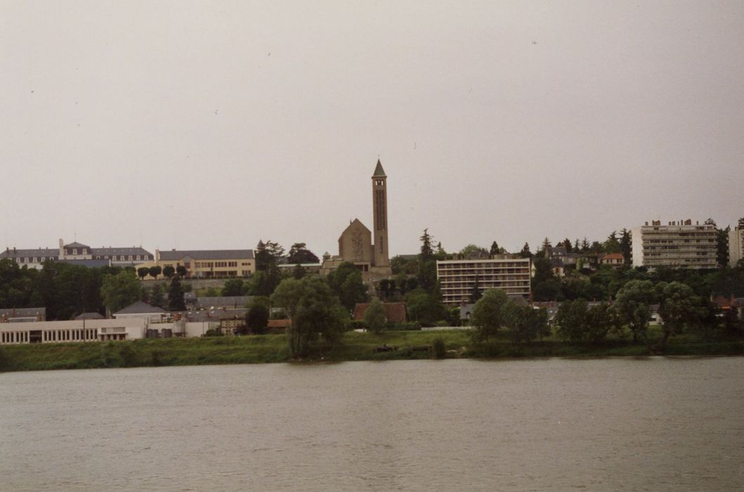 vue générale de l’église dans son environnement depuis la rive gauche de la Loire