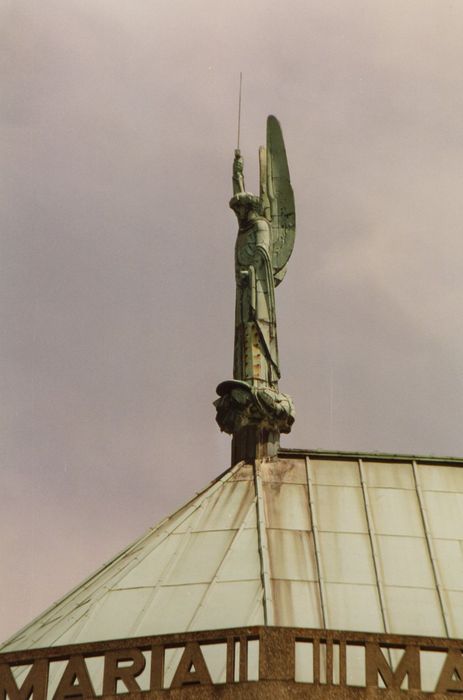 chevet, détail de la statue de saint Michel