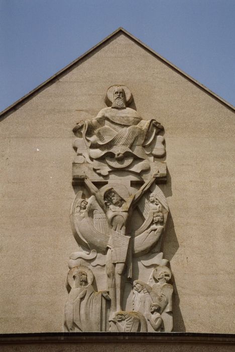 façade sud, détail du haut-relief : Sainte Trinité