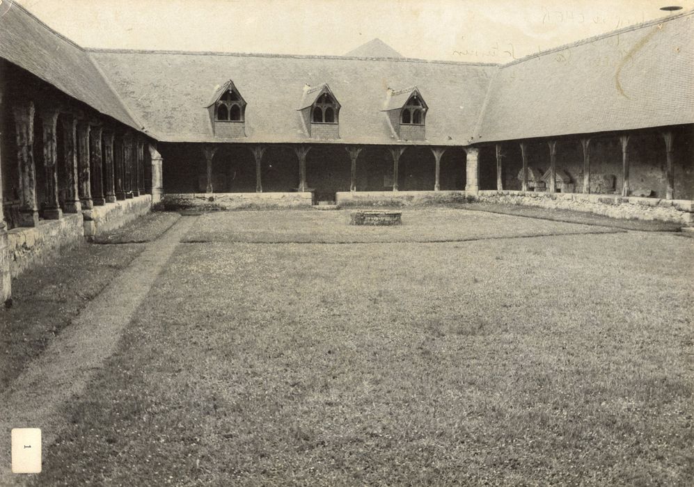 vue générale du cloître depuis la galerie ouest