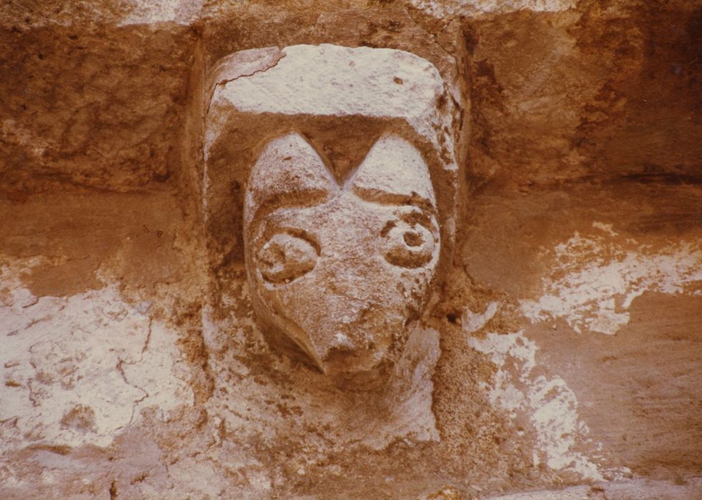 portail d’accès nord, détail d’un modillon sculpté de la corniche