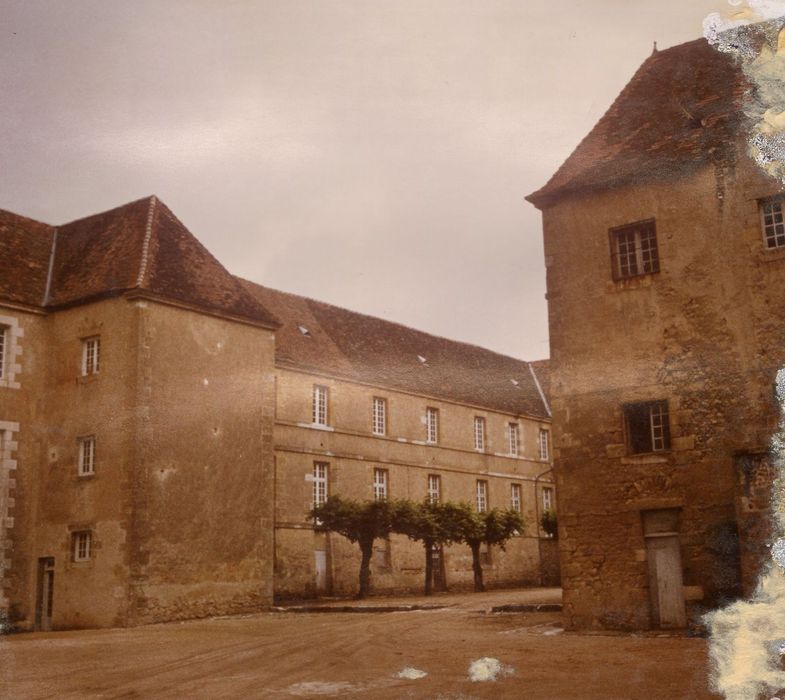 cour centrale, aile ouest, façade est, vue partielle