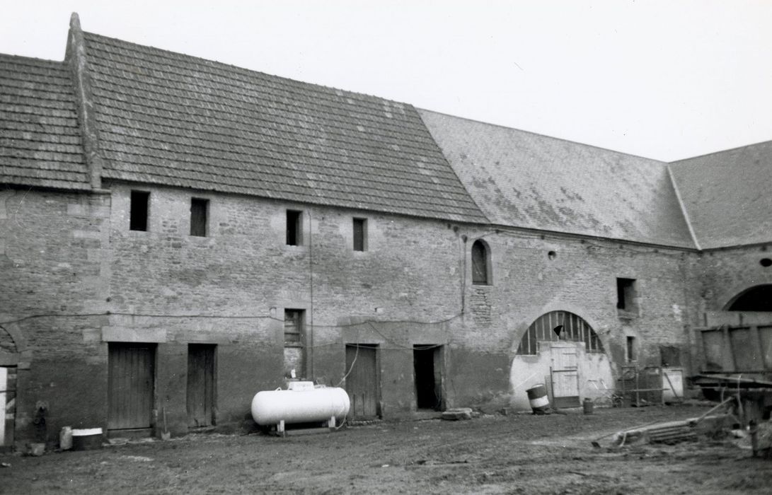 aile ouest des communs, façade est