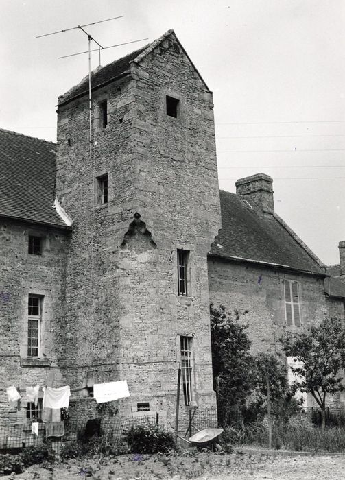 logis, façade est, vue partielle