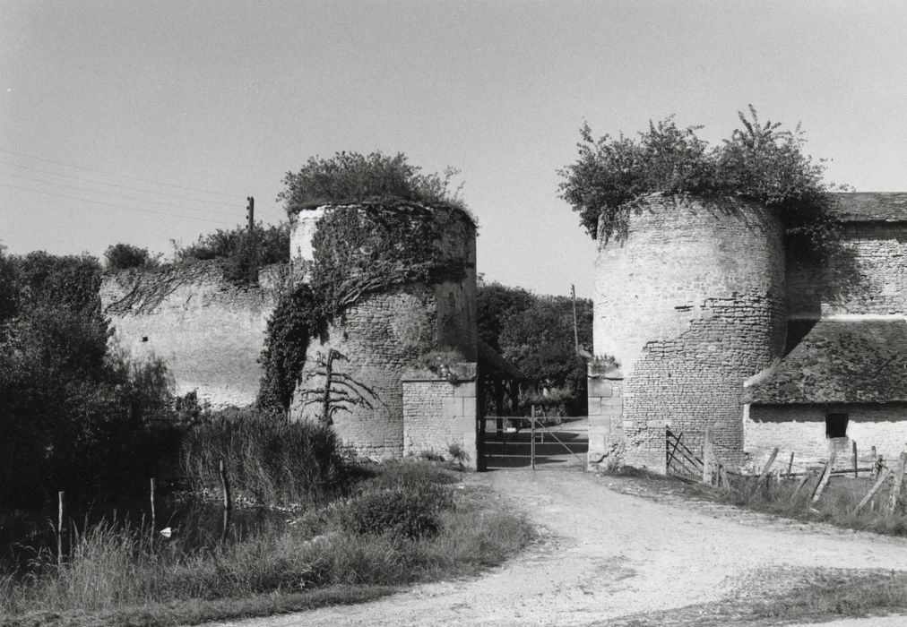 tours encadrant l’entrée sud-ouest à la cour