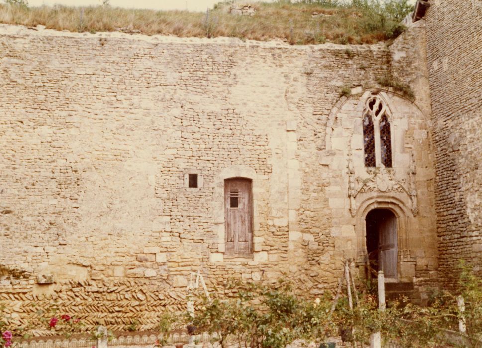 enceinte est, porte d’accès à la chapelle