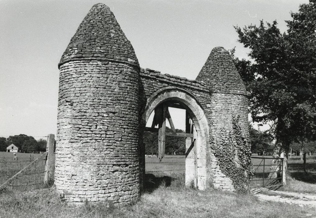 portail monumental sur le chemin de Totes