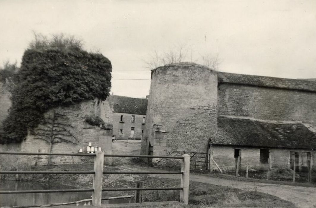 tours encadrant l’entrée sud-ouest à la cour