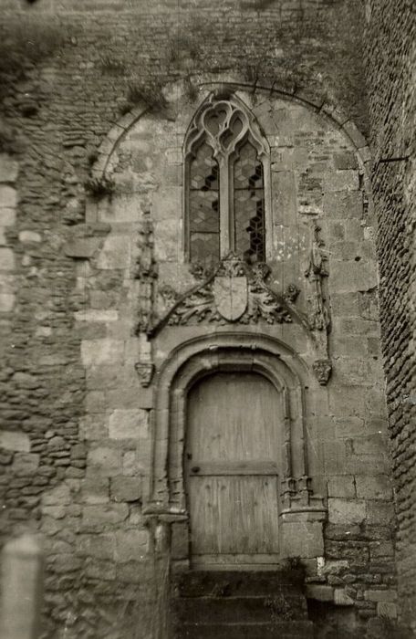 porte est d’accès à la chapelle