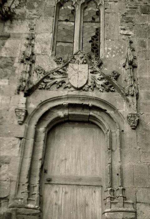 porte est d’accès à la chapelle