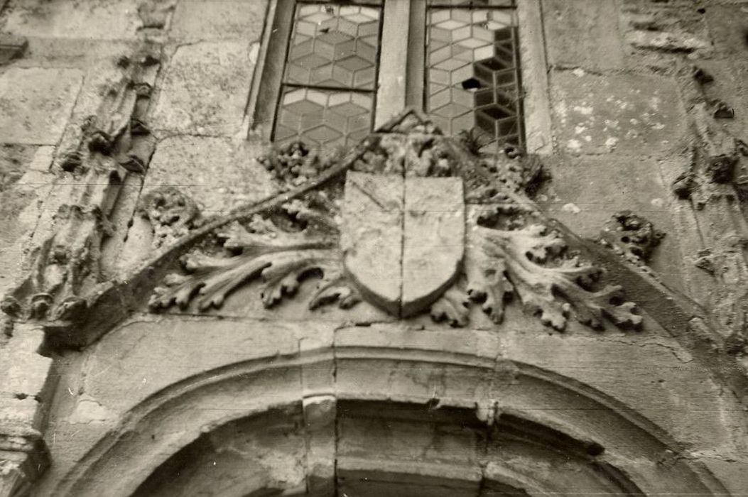 porte est d’accès à la chapelle