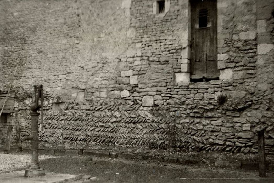 cour intérieure, mur d’enceinte est, détail des maçonneries